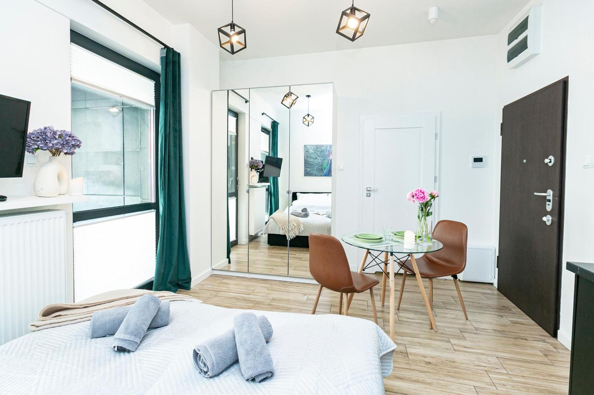 Butas Chlodna 22a - Duzy Taras - Large Terrace - Bezplatny Parking - Free Parking - Better