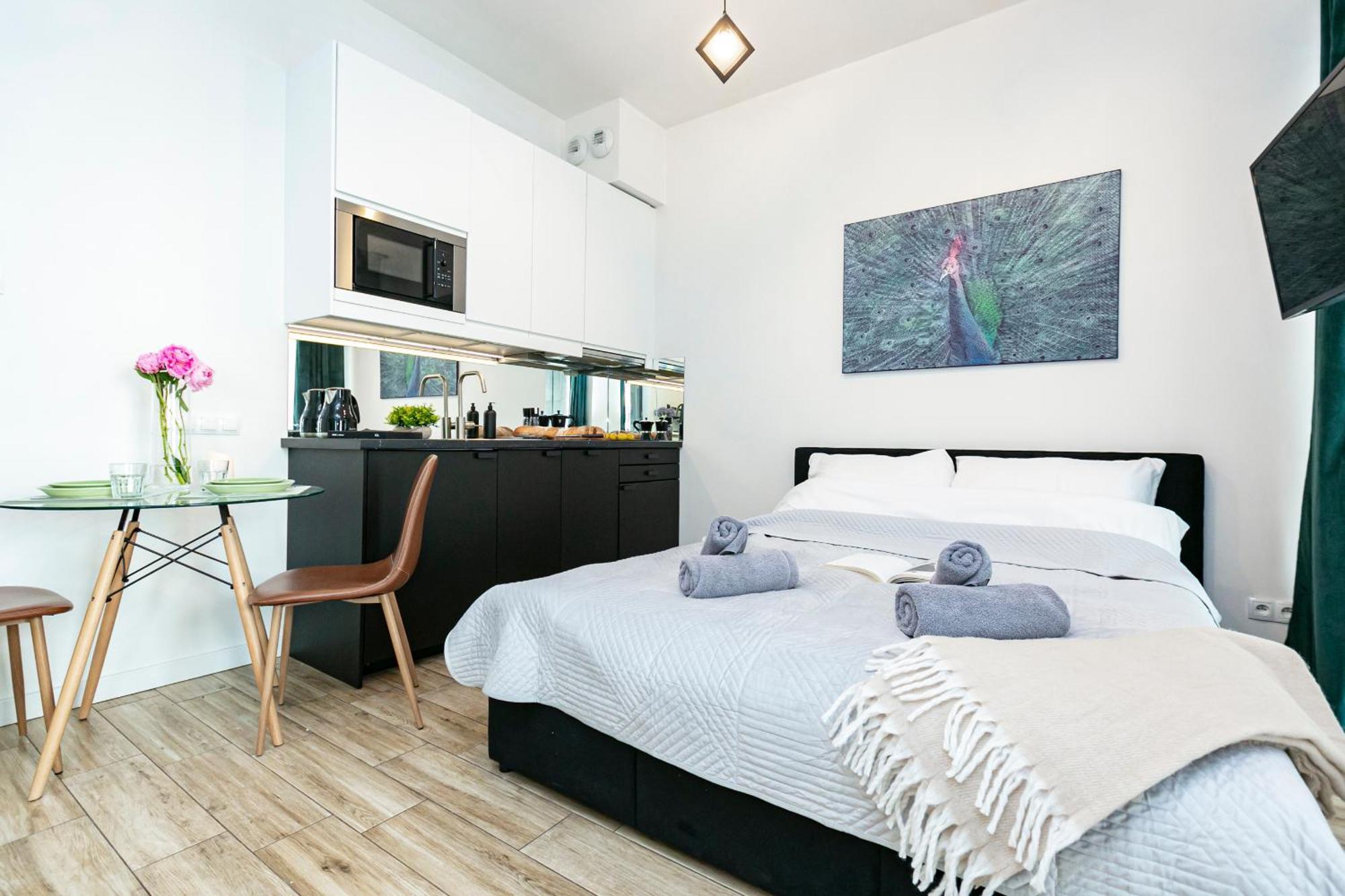 Butas Chlodna 22a - Duzy Taras - Large Terrace - Bezplatny Parking - Free Parking - Better *