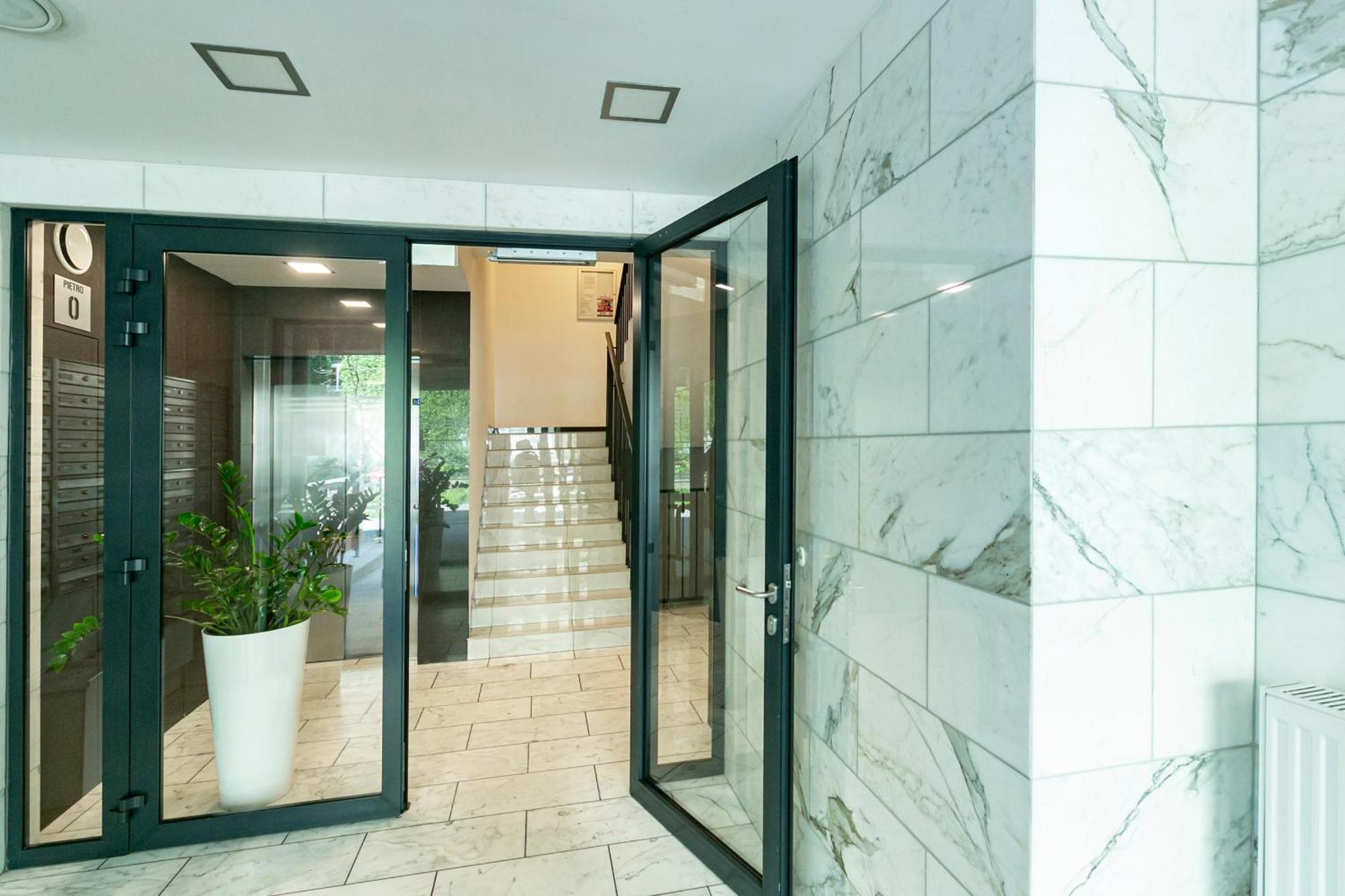 Chlodna 22a - Duzy Taras - Large Terrace - Bezplatny Parking - Free Parking - Better Warsaw