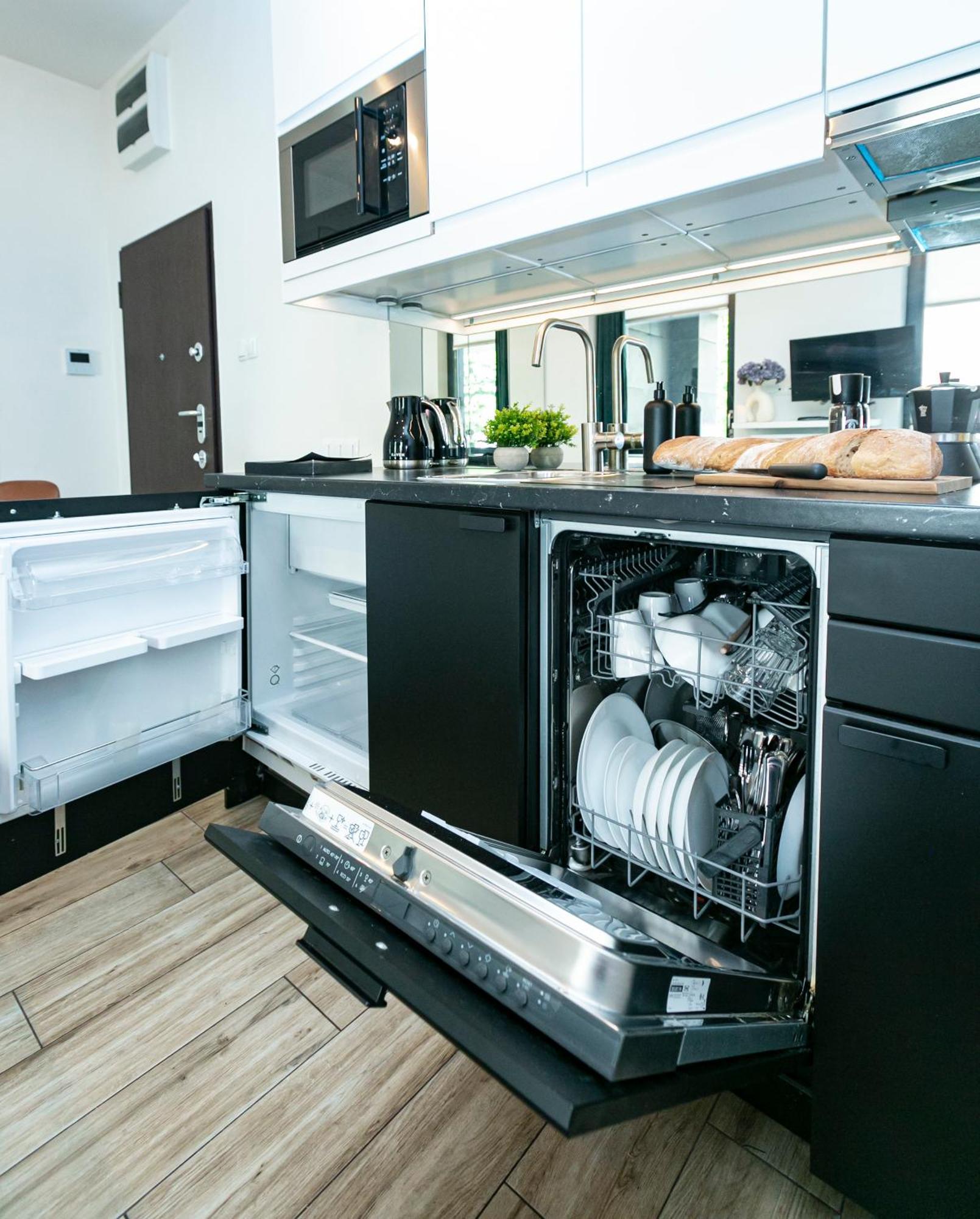 Chlodna 22a - Duzy Taras - Large Terrace - Bezplatny Parking - Free Parking - Better Butas Warsaw